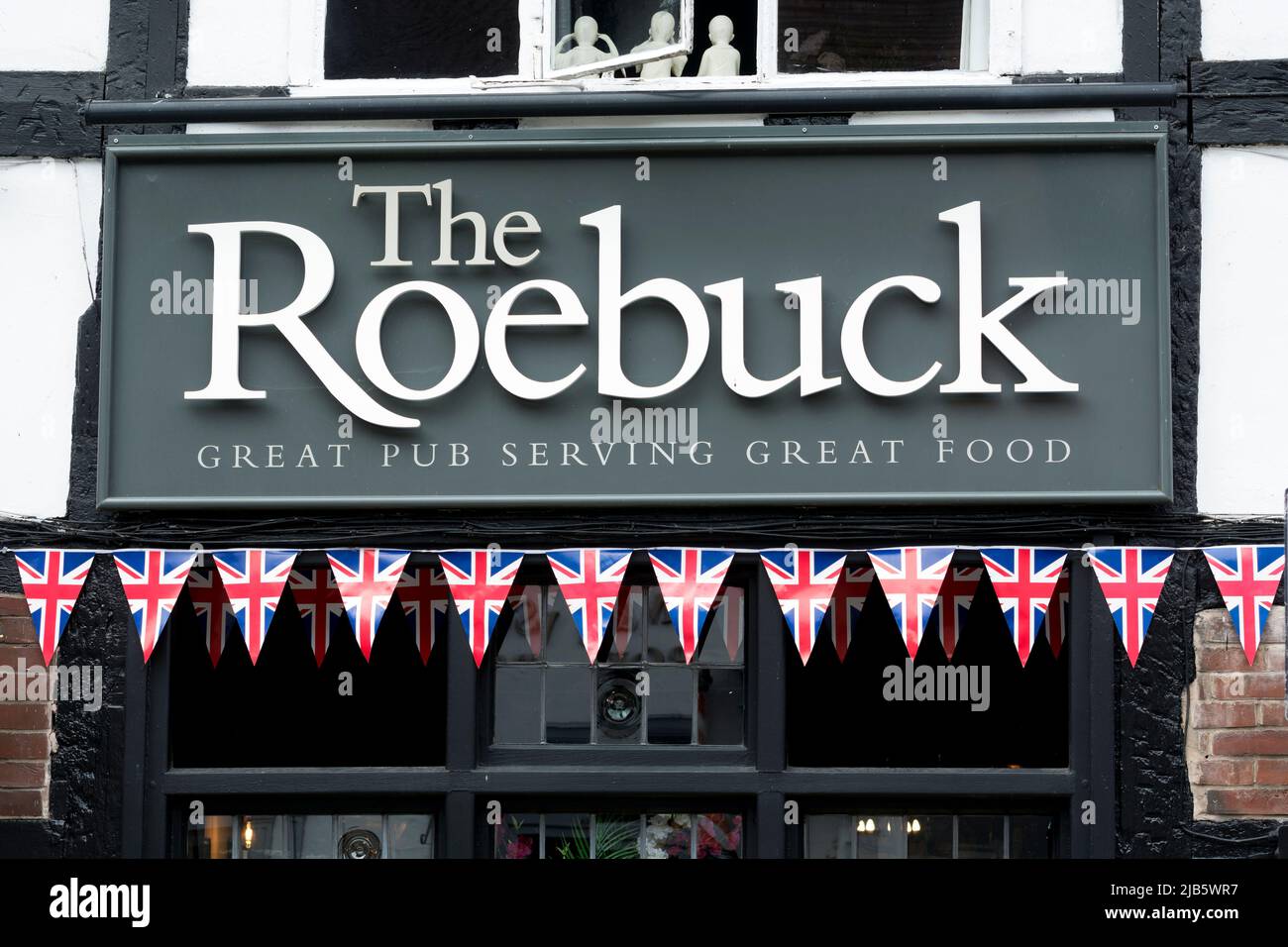 Union Jack bunting for the Queen`s Platinum Jubilee celebrations, The Roebuck pub, Warwick, UK Stock Photo